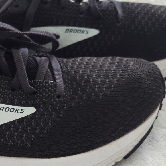 Brooks ✨️ Women's Black and White Running Shoes - Picture 3 of 10